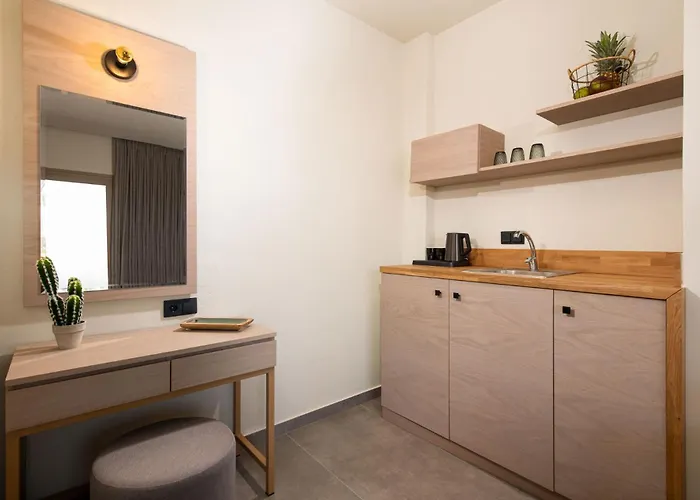 Hotel Castaway - Christos *