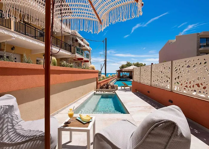 Hotel Castaway - Christos